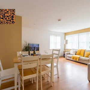  Apartment Modern 3 Bedroom Apt Near City Centre Parking Included